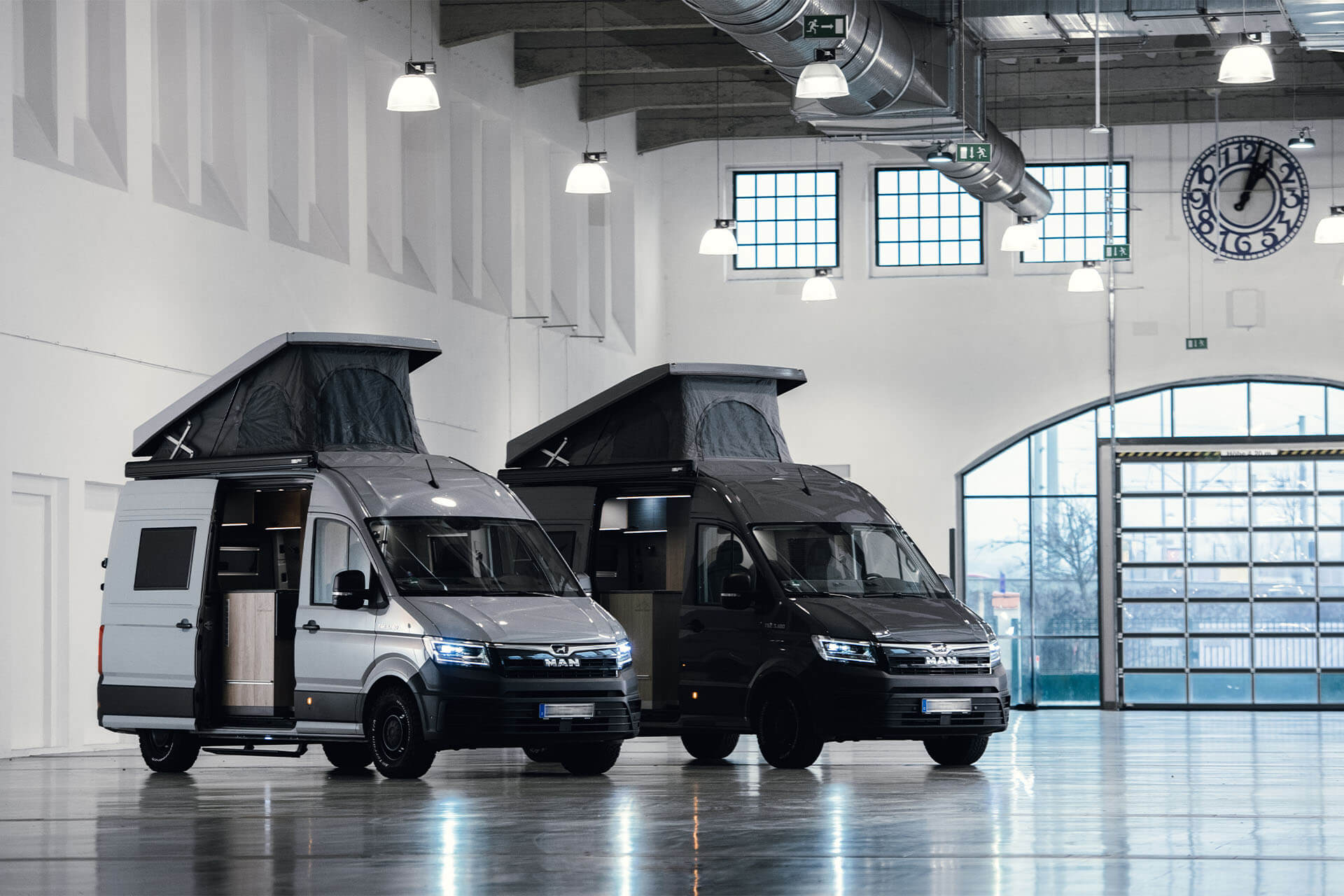 Großzügiger Innenraum dank Dachzelt auf dem Camper