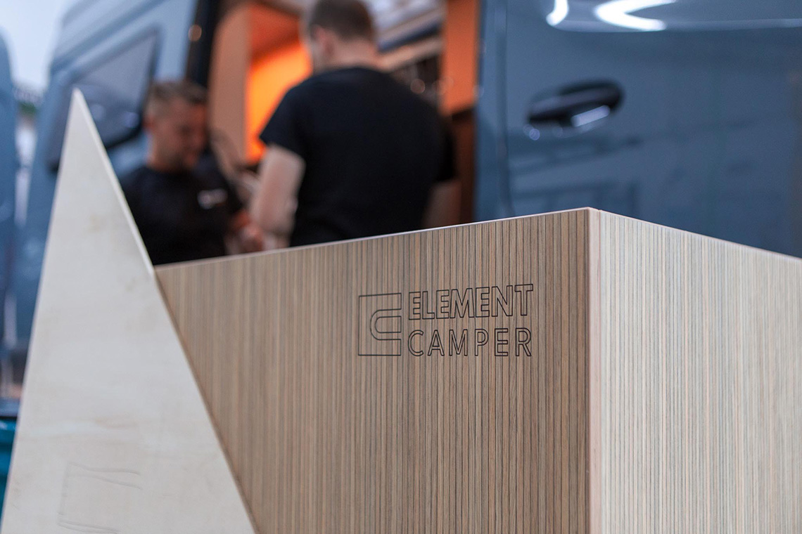 Einbau von Möbeln während des Camperumbaus