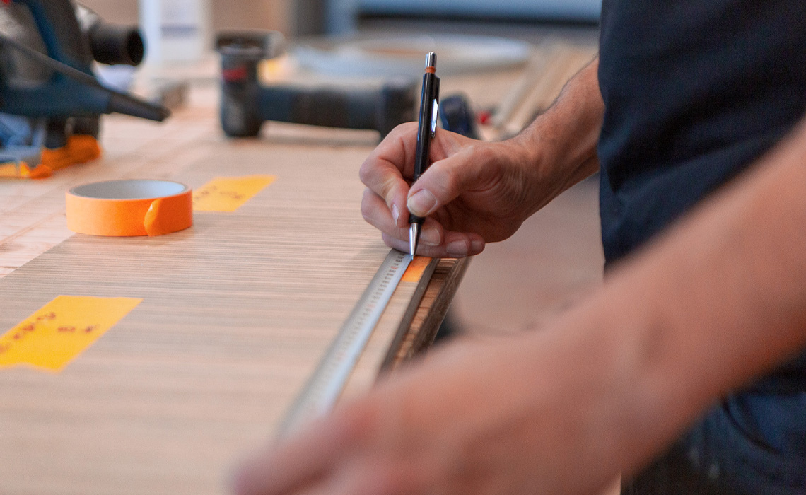 Detailaufnahme: Präzise Handwerksarbeit beim Camperausbau