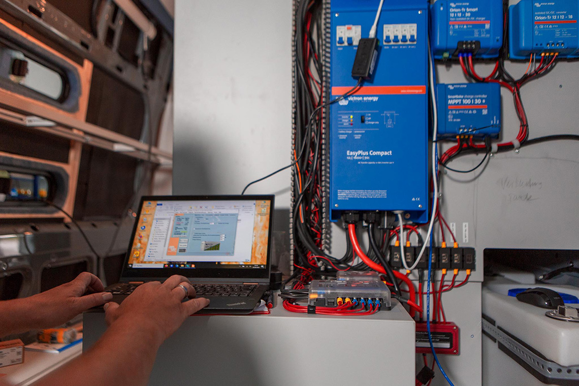 Techniker installiert moderne Ausstattung im Wohnmobil