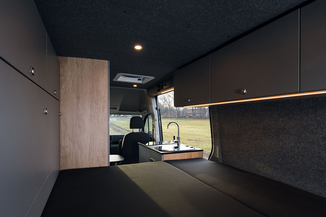 Geräumiges Bett im Camper