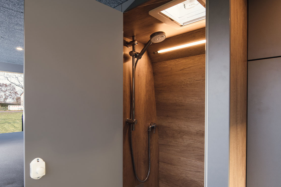 gemütliche Dusche mit Dachfenster