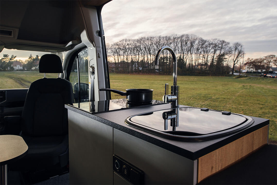 Hochwertige Küchenzeile mit Naturblick