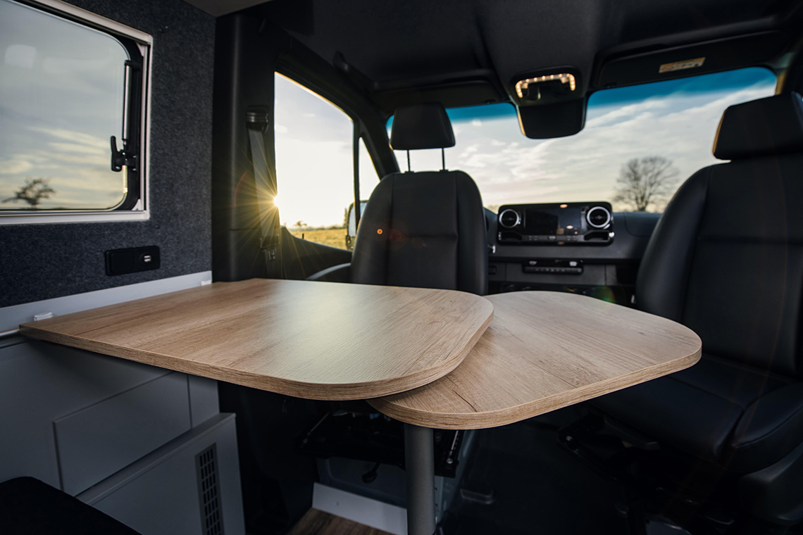 Ausklappbarer Tisch im Innenausbau