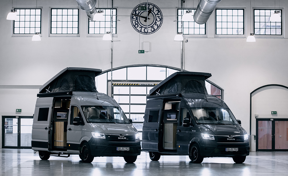 Großzügiger Innenausbau des Campers durch Dachzelt