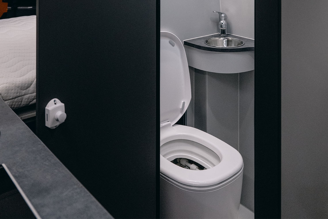 hochwertige Campertoilette im Bad