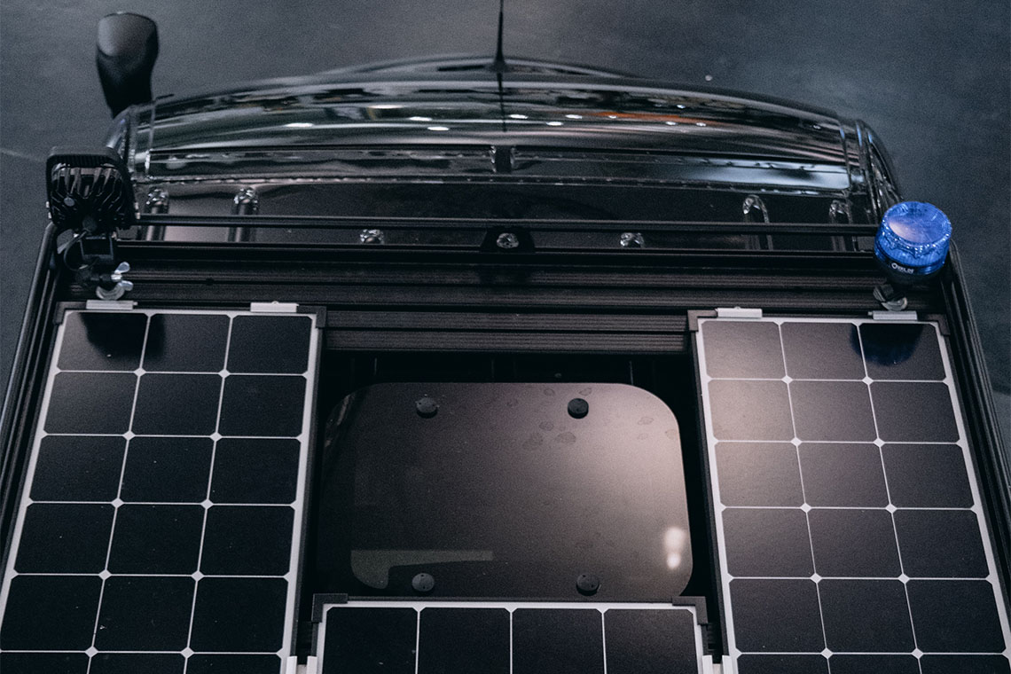 Solarzellen zur Energiegewinnung auf dem Dach des Campers