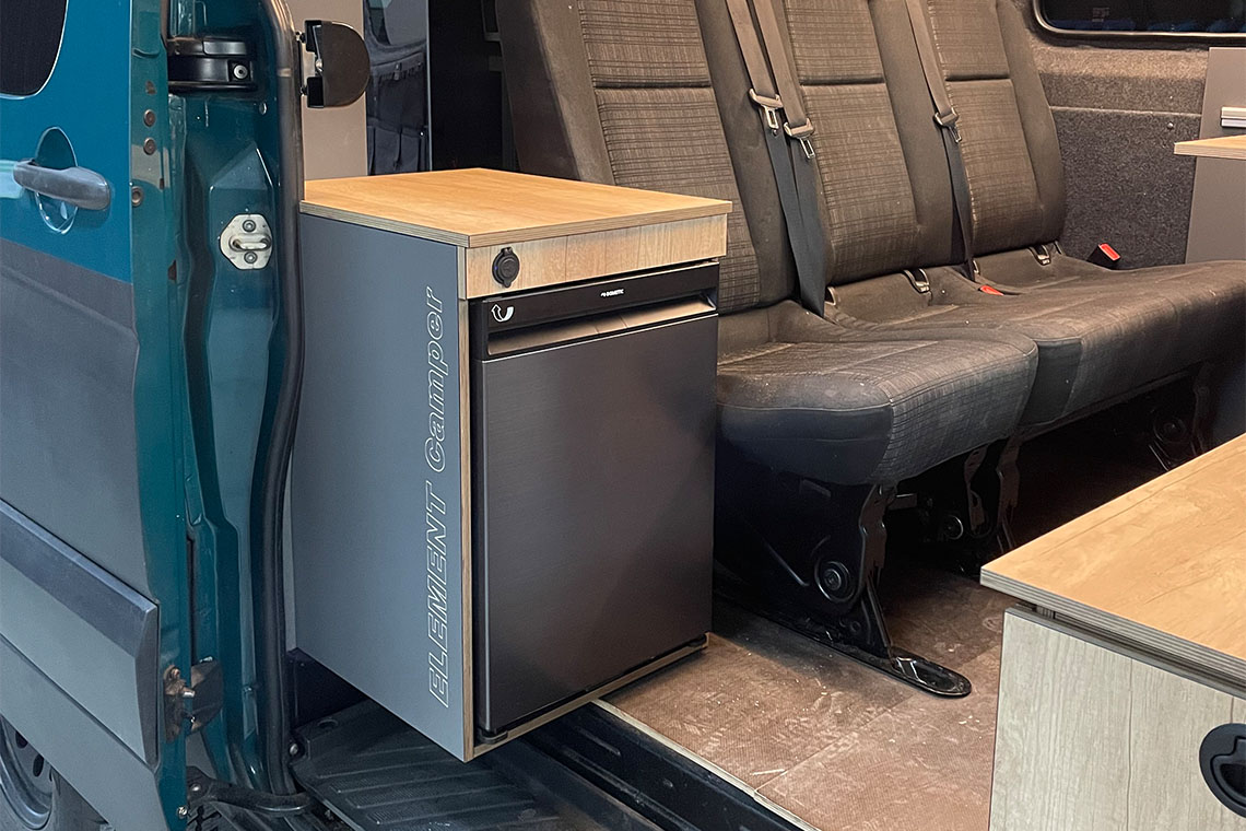 Sitzbank inkl. Kühlschrank im umgebauten Transporter